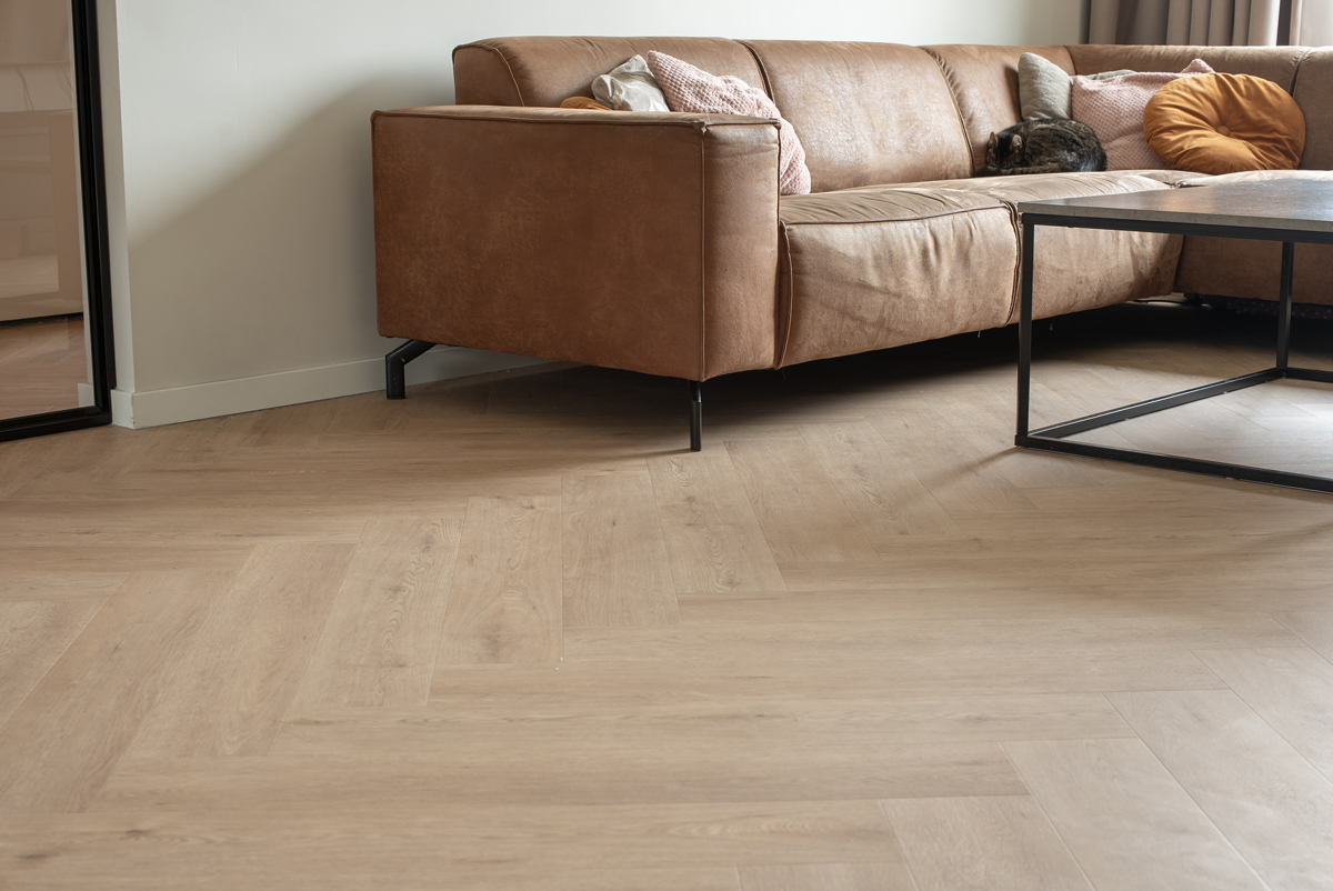 Floer Walvisgraat PVC Gaia Grijsbeige bank