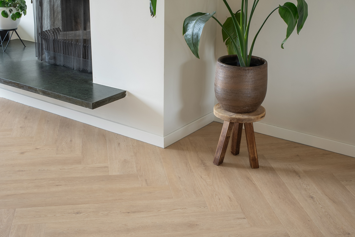 Floer Walvisgraat PVC Gaia Grijsbeige plant
