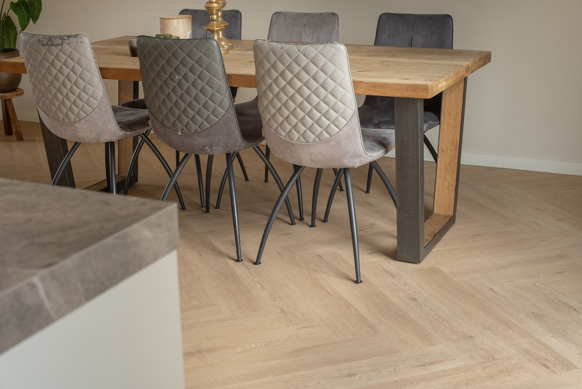 Floer Walvisgraat PVC Gaia Grijsbeige eettafel