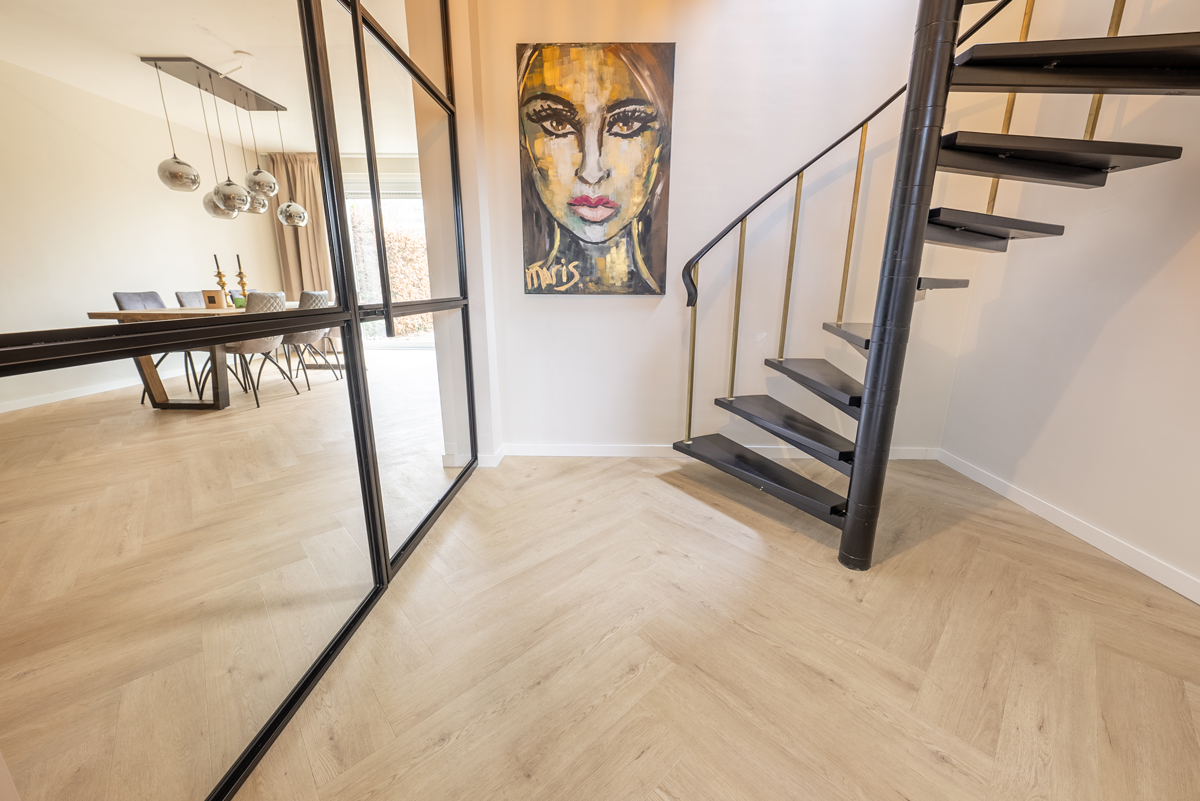 Floer Walvisgraat PVC Gaia Grijsbeige trap